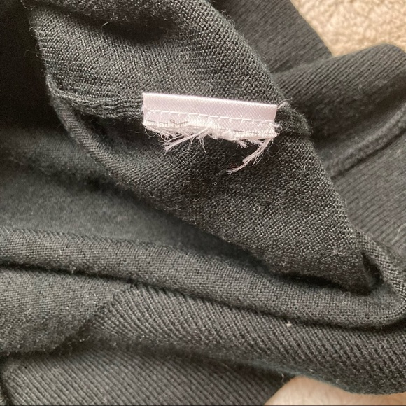 Banana Republic 100% Merino Wool Seamless V Neck Sweater Black - Picture 6 of 7